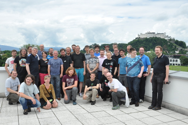 Teilnehmerfoto auf der Terasse mit Festung Salzburg im Hintergrund